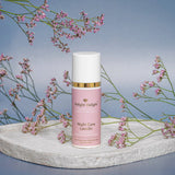 Roséfarbene Tube,sehr edel mit gold und weißer Aufschrift: Glorious Skin - Night Care Lanolin, tiefenwirksam regenerierend und schützend,  50ml von Relight Delight auf hellem Stein stehend mit rosa Blüten im Hintergrund