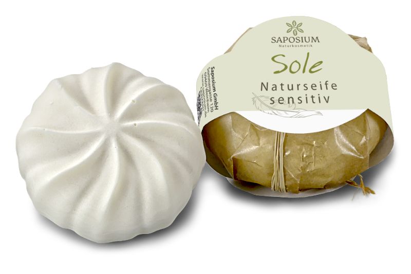 Alt‑Text: Cremeweiße, handgemachte Soleseife ohne Duft – milde Naturseife für sensible Haut in schöner Verpackung