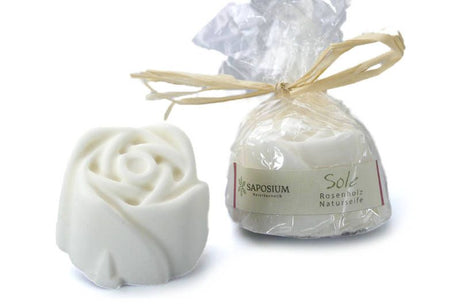 Handgefertigte Soleseife Rosenholz 40 g in cremeweißer Farbe, natürliche Salzseife mit Mandelöl und Sheabutter