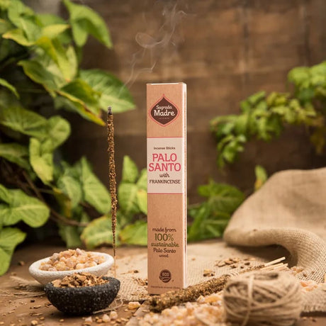 Sagrada Madre Räucherwerk Palo Santo & Weihrauch im Freien draußenn