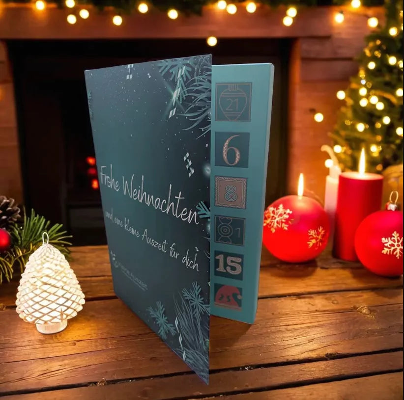 Adventskalender mit 24 Seifenträume Petrolfarben mit Aufschrift : Frohe Weihnachten und eine kleine Auszeit für dich. Rechts und links sieht man schöne Weihnachtskerzen die leuchten und einen Weihnachtsbaum 