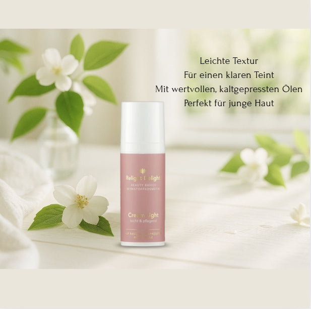 Im Zentrum steht eine roséfarbene Tube mit dem Produkt Beauty Basics - Cream light. Die Flasche befindet sich auf einer weißen Holzoberfläche. Um die Flasche herum sind weiße Blüten und grüne Blätter arrangiert, die eine sanfte und natürliche Atmosphäre schaffen. Im Hintergrund ist eine unscharfe Darstellung einer Pflanze in einer Vase zu sehen. Rechts neben der Flasche steht der Text "Leichte Textur, Für einen klaren Teint, Mit wertvollen, kaltgepressten Ölen, Perfekt für junge Haut".