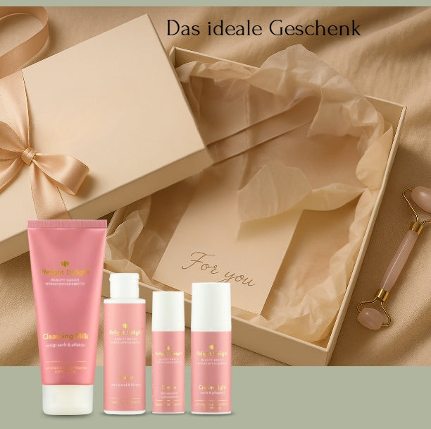Ein Lifestyle-Foto, das ein Geschenkset für die Hautpflege zeigt. Im Vordergrund sind vier rosafarbene Produkte der Marke Relight Delight zu sehen.
Links steht eine Tube „Cleansing Milk“.

Daneben befinden sich drei kleinere Flaschen, die als „Tonic“, „Serum“ und „Cream light“ gekennzeichnet sind.

Hinter den Produkten ist eine offene cremefarbene Geschenkbox. In der Box liegt ein Zettel mit der Aufschrift „For you“ auf Seidenpapier.

