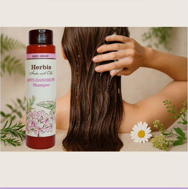 "Gesunde, glänzende Haare bei natürlicher Haarpflege daneben Kräuter abgebildet und Shampooflasche - Wellness und natürliche Schönheitspflege"

