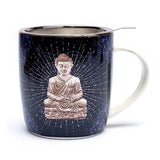 Dunkelblaue Teetasse mit goldener Buddha-Darstellung und Mandala-Muster. Ein feines Edelstahl-Sieb mit Griff ist in die Tasse eingesetzt, um losen Tee zuzubereiten. Die Tasse hat einen weißen Henkel und goldene Verzierungen.