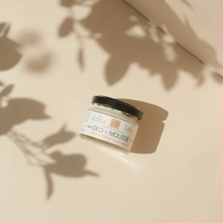 „Veganes Deo‑Mousse mit blumig‑exotischem Ylang‑Ylang Duft“