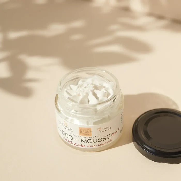 „Veganes Deo‑Mousse mit herb‑frischem Salbei‑Zirbe Duft“