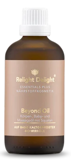 Braune Flasche mit Puderfarbenem Etikett. Goldene und weiße Aufschrift Essentials Plus Beyond Oil-frei von Parfuem  100ml Relight Delight