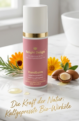 Relight Delight Handbalm in einer rosa Spenderflasche, ästhetisch präsentiert auf einer weißen Marmoroberfläche, umgeben von natürlichen Inhaltsstoffen wie Ringelblumenblüten, Kräutern und Argan-Nüssen, unterstrichen durch den Schriftzug: 'Die Kraft der Natur: Kaltgepresste Bio-Wirköle'.