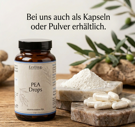 Ein Produktfoto der Marke Erdling auf einem rustikalen Holztisch. Links steht eine braune Glasflasche mit der Aufschrift „PEA Drops“. Rechts daneben liegt auf kleinen Marmorplatten ein weißes Pulverhäufchen sowie mehrere transparente Kapseln mit weißem Inhalt. Im Hintergrund sind Olivenzweige zu sehen. Am oberen Bildrand steht der Text: „Bei uns auch als Kapseln oder Pulver erhältlich.“