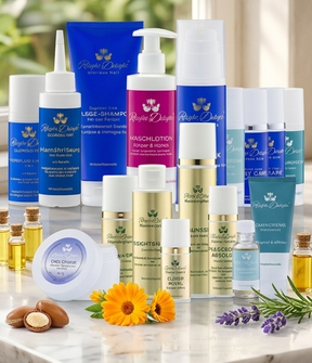 Das Relight Delight Pflegeset ästhetisch arrangiert auf einer weißen Marmoroberfläche vor einem hellen Fenster. Die Produkte werden von natürlichen Inhaltsstoffen wie Ringelblumenblüten, Lavendelzweigen, Rosmarin und Argan-Nüssen begleitet.