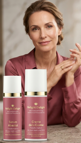„Eine elegante, reifere Frau mit strahlender Haut und hochgestecktem Haar sitzt lächelnd im Hintergrund. Sie trägt eine altrosa Seidenbluse, die farblich perfekt auf die zwei im Vordergrund platzierten Kosmetikprodukte abgestimmt ist. Vor ihr stehen eine Flasche 'Serum Absolut' und ein Tiegel 'Creme de la Creme' der Marke Relight Delight auf einer edlen Marmoroberfläche.“