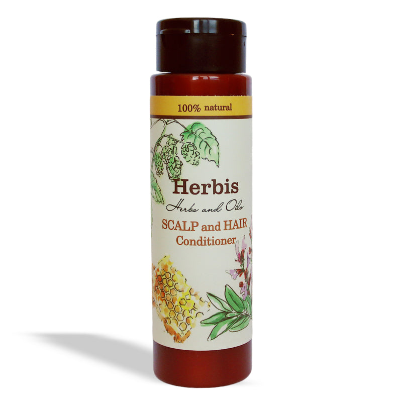 „HERBIS Spülung für gesundes Haar – pflanzliche Pflege mit Sheabutter & Mandelöl, Flasche auf Holzuntergrund“