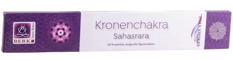 Rechteckige Verpackung für Räucherstäbchen, gestaltet in Violett- und Weißtönen, passend zum Thema des Kronenchakras (Sahasrara).
Ein Logo mit dem Schriftzug „BERK“.
Daneben eine stilisierte Figur in Meditationshaltung.
Dekorative, mandalaartige Muster in Violett.
Der Titel „Kronenchakra Sahasrara“.
Darunter der Hinweis: „100% natürliche, handgefertigte Räucherstäbchen“.
Die Gestaltung wirkt spirituell, klar und hochwertig.
