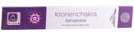 Rechteckige Verpackung für Räucherstäbchen, gestaltet in Violett- und Weißtönen, passend zum Thema des Kronenchakras (Sahasrara).
Ein Logo mit dem Schriftzug „BERK“.
Daneben eine stilisierte Figur in Meditationshaltung.
Dekorative, mandalaartige Muster in Violett.
Der Titel „Kronenchakra Sahasrara“.
Darunter der Hinweis: „100% natürliche, handgefertigte Räucherstäbchen“.
Die Gestaltung wirkt spirituell, klar und hochwertig.
