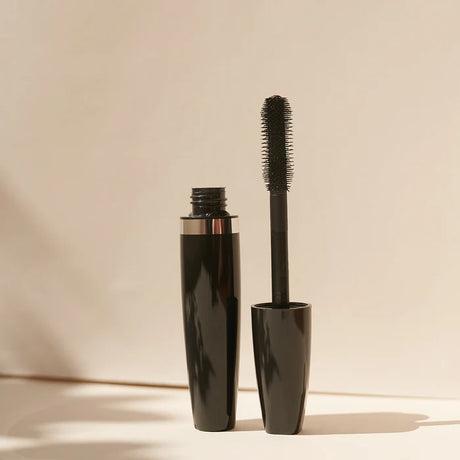 Luxury Bio Mascara ohne Titandioxid von Thats me Organic – schwarzes Mascara‑Design für Mega Volumen