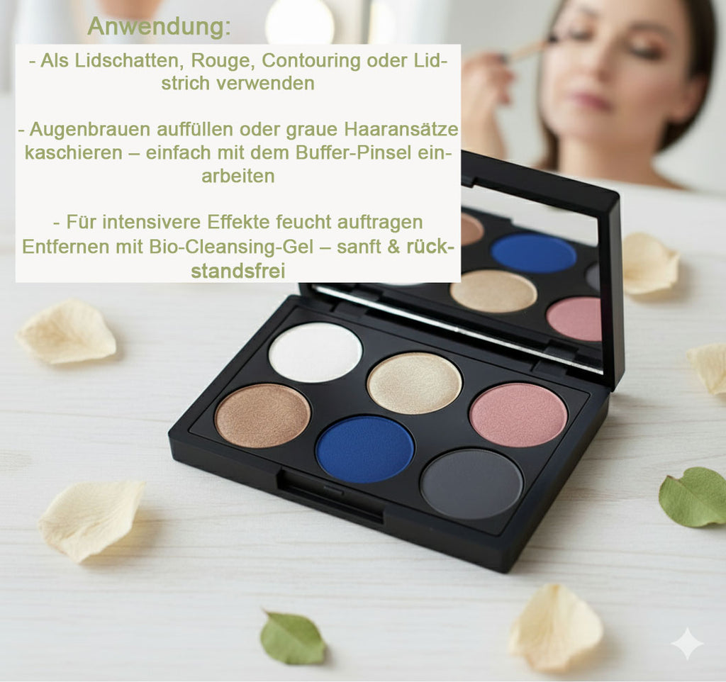 Eine offene schwarze Lidschattenpalette mit sechs Farben auf einem hellen Holztisch, umgeben von Blütenblättern. Im Hintergrund schminkt sich unscharf eine Frau. Daneben eine Textbox mit "Anwendung:" und Aufzählungspunkten zu den vielfältigen Verwendungsmöglichkeiten der Palette als Lidschatten, Rouge, Contouring, Lidstrich, zum Auffüllen der Augenbrauen und Kaschieren grauer Haaransätze, sowie Hinweise zur feuchten Anwendung und Entfernung mit Bio-Cleansing-Gel. Von der Marke Thats me Organic