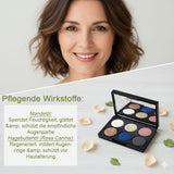 Ein lächelndes Frauengesicht im oberen Teil des Bildes. Im unteren Teil befindet sich eine offene Lidschattenpalette von "That's me organic" auf Holz, umgeben von Blütenblättern. Daneben eine Textbox mit "Pflegende Wirkstoffe:" und Details zu Mandelöl und Hagebuttenöl für Feuchtigkeit, Glättung, Regeneration und Schutz der Augenpartie.