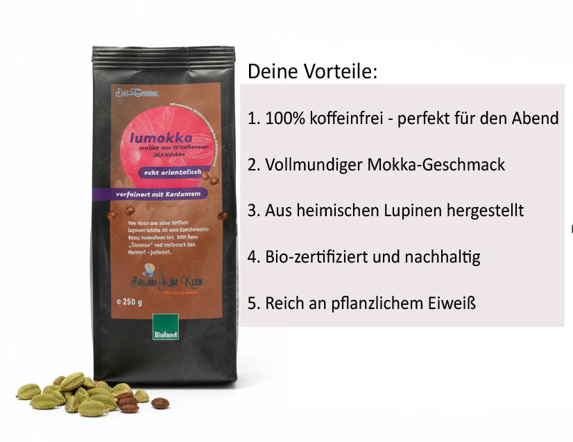 Eine schwarze Packung 'lumokka mokka aus Wertheimer Süßlupinen verfeinert mit Kardamom' steht auf einem weißen Hintergrund. Die Packung hat ein rosafarbenes Etikett, das 'echt orientalisch' hervorhebt und das Bioland-Siegel trägt. Vor der Packung sind einige Kaffeebohnen und grüne Kardamomkapseln verstreut. Rechts daneben listet schwarzer Text unter der Überschrift 'DEINE VORTEILE:' vier Punkte auf: '1. KEIN KOFFEIN – ideal für Abendgenuss', '2. ECHT ORIENTALISCH – mit feinem Kardamom', '3. REICH AN PROTEIN