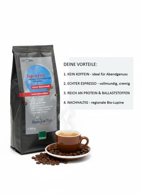 Eine dunkelgraue Packung 'lupresso Espresso aus Wertheimer Süßlupinen' steht auf einem Haufen Kaffeebohnen. Eine braune Espressotasse mit leicht dampfendem Espresso ist davor platziert. Rechts davon listet schwarzer Text unter der Überschrift 'DEINE VORTEILE:' vier Punkte auf: '1. KEIN KOFFEIN - ideal für Abendgenuss', '2. ECHTER ESPRESSO - vollmundig, cremig', '3. REICH AN PROTEIN & BALLASTSTOFFEN', und '4. NACHHALTIG - regionale Bio-Lupine'. Der Hintergrund ist schlicht weiß