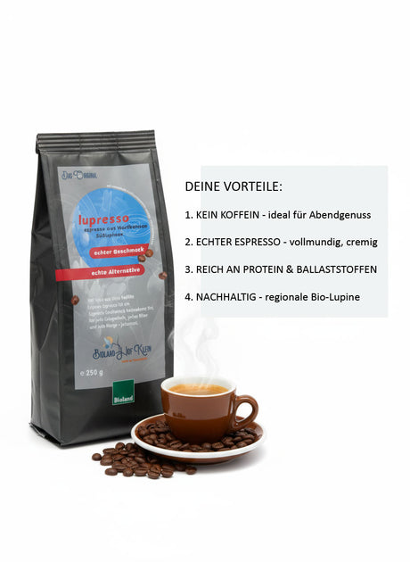 Eine dunkelgraue Packung 'lupresso Espresso aus Wertheimer Süßlupinen' steht auf einem Haufen Kaffeebohnen. Eine braune Espressotasse mit leicht dampfendem Espresso ist davor platziert. Rechts davon listet schwarzer Text unter der Überschrift 'DEINE VORTEILE:' vier Punkte auf: '1. KEIN KOFFEIN - ideal für Abendgenuss', '2. ECHTER ESPRESSO - vollmundig, cremig', '3. REICH AN PROTEIN & BALLASTSTOFFEN', und '4. NACHHALTIG - regionale Bio-Lupine'. Der Hintergrund ist schlicht weiß