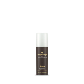 Ein edler Pumpspender in der Grundfarbe Braun mit goldener Aufschrift. Relight Delight Serum Man mit High - Tech Wirkstoffen, aktivierend & hydratisierend

