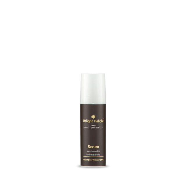 Ein edler Pumpspender in der Grundfarbe Braun mit goldener Aufschrift. Relight Delight Serum Man mit High - Tech Wirkstoffen, aktivierend & hydratisierend

