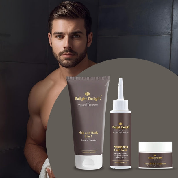 Moderner maskuliner Mann im Badezimmer mit Handtuch, gepflegte Atmosphäre
 dunkle Fliesen und das MAN Haarpflege Set von Relight Delight