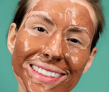 "Frau entspannt mit Kleine Auszeit Niacinamide Gesichtsmaske - Wellness zu Hause"