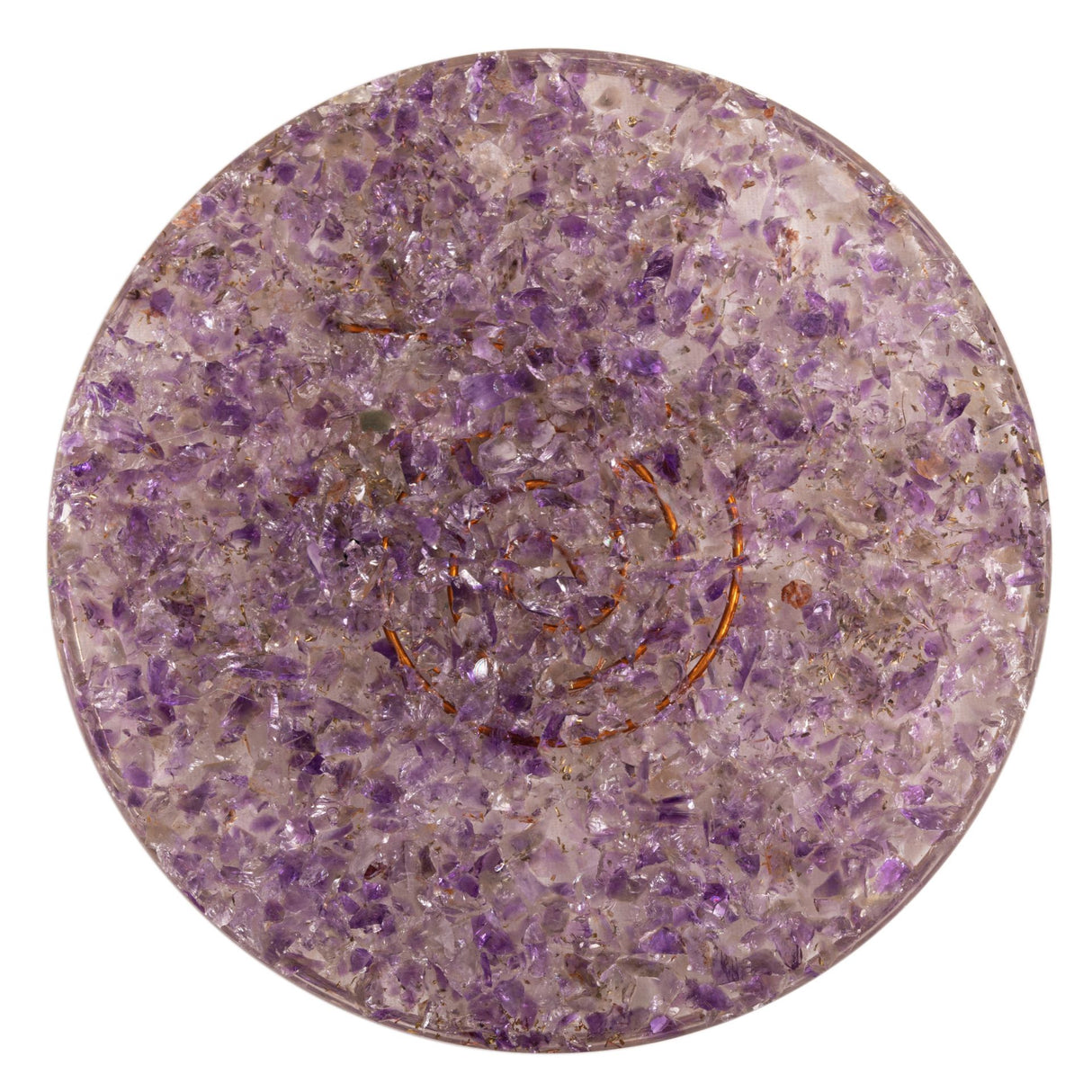 Nahaufnahme der Harzmatrix mit Metallspänen und violettem Amethyst