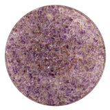Nahaufnahme der Harzmatrix mit Metallspänen und violettem Amethyst