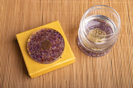 Orgon Untersetzer Amethyst als Unterlage für ein Trinkglas