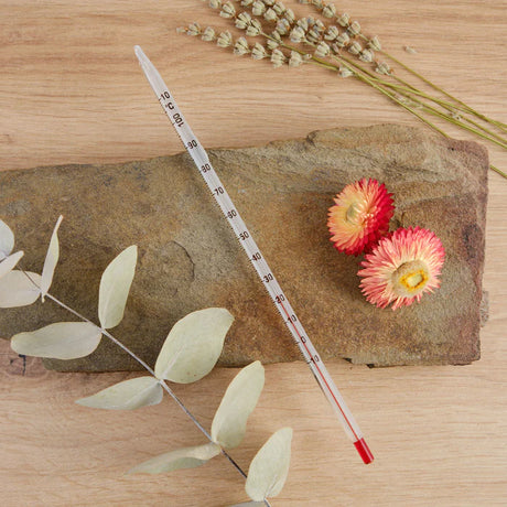 Das Thermometer eignet sich besonders für die Temperaturmessung des Wassers beim Ansetzen der Pflanzenhaarfarben, welches beim Anmischen eine Temperatur von 50°C haben muss, um das gewünschte Ergebnis zu erzielen. Auch zum Messen der idealen Temperatur für Teeliebhaber verwendbar.  Technische Daten: Messbereich von -10°C bis 110°C Rotfüllung Füllung ist Kerosin (kein Quecksilber) Länge ca. 20cm praktische Umverpackung