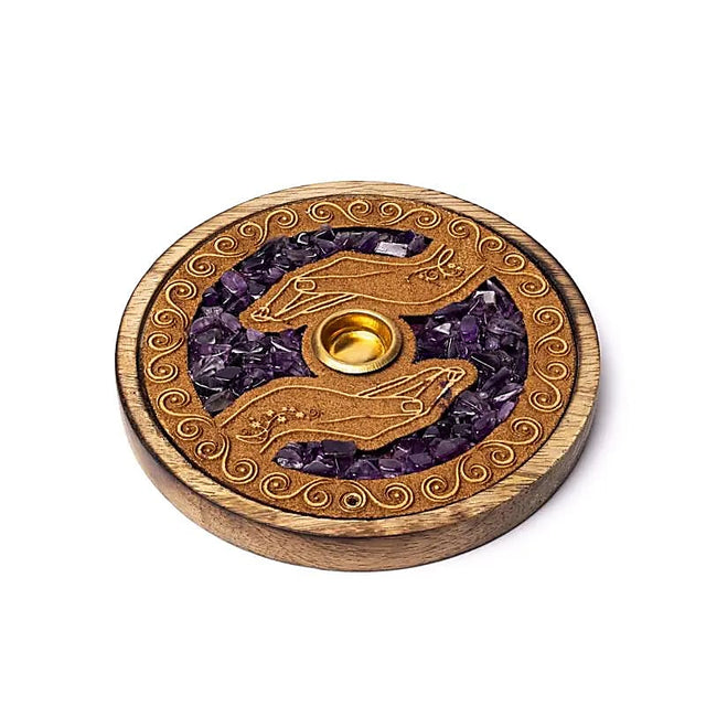 Räucherstäbchen- und Kegelhalter mit Dekoration aus heilenden Händen, angereichert mit Amethyststeinen. 