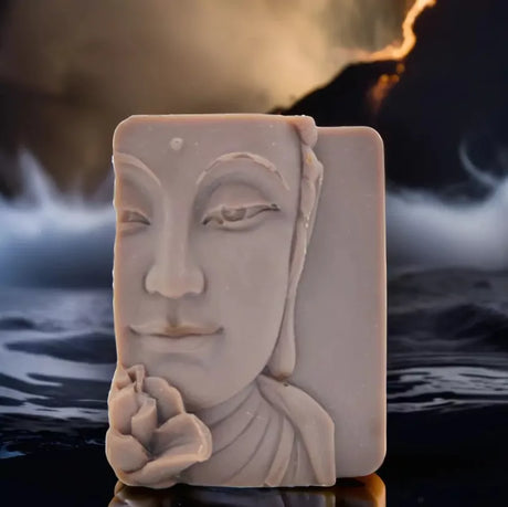 Handgemachte Rauhnachtseife von Kleine Auszeit, rechteckiges Stück Naturseife mit Buddha in sanften Cremefarben,  limitierte Sonderedition mit Kräutern, vegan und palmölfrei