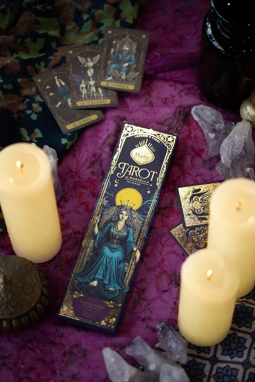 Sagrada Madre Räucherwerk Tarot de Marsella Sandelholz Frankincense mit Tarotkarten