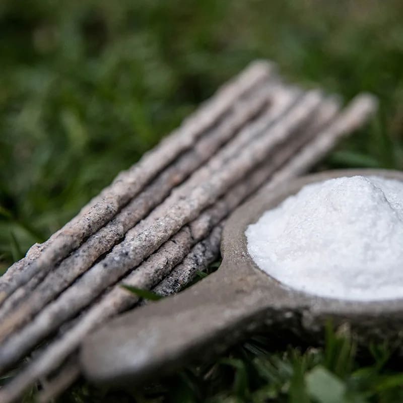 Salz und Räucherstäbchen
