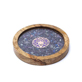 Holz‑Untersetzer Göttin mit Amethyst und Lapislazuli – 10 cm, energetische Deko