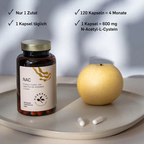 Auf einem Teller ist eine dunkle Dose der NAC Kapseln sichtbar. Daneben 2 Kapseln und ein Apfel. Zudem in schwarzer Schrift: Nur eine Zutat, 120 Kapseln  = 4 Monate, 1 Kapsel täglich, 1 Kapsel 600 mg N-cetyl-L-Cystein