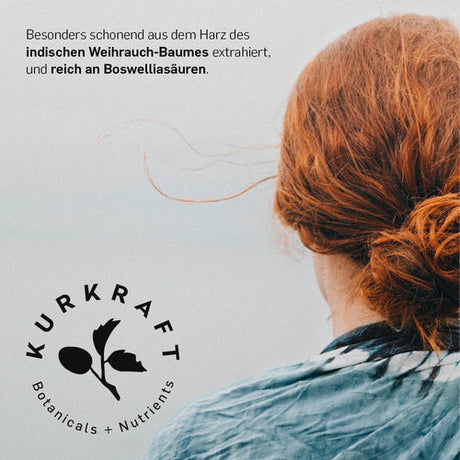 Man sieht einen Hinterkopf einer Frau mit roten Haaren und die Aufschrift: Besonders schonend aus dem Harz des indischen Weihrauch-Baumes extrahiert