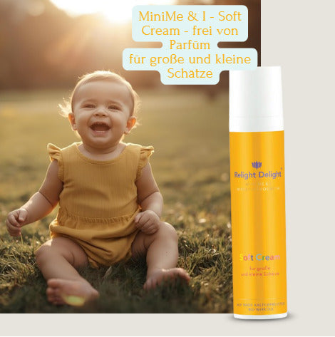 Mini Me & I Soft Cream – sanfte, parfümfreie Hautpflege für Babys, Kinder und Erwachsene. Ideal für empfindliche Haut und tägliche Pflege.“ lachendes Baby im gelben Strampler und eine Dose Creme.