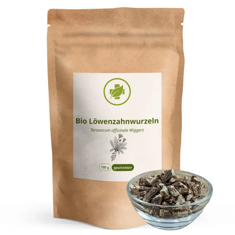 Stehende braune Papiertüte der Bio Löwenzahnwurzeln von vitalundfitmit100 mit einer gefüllten Glasschale mit getrockneten, geschnittenen Löwenzahnwurzeln davor