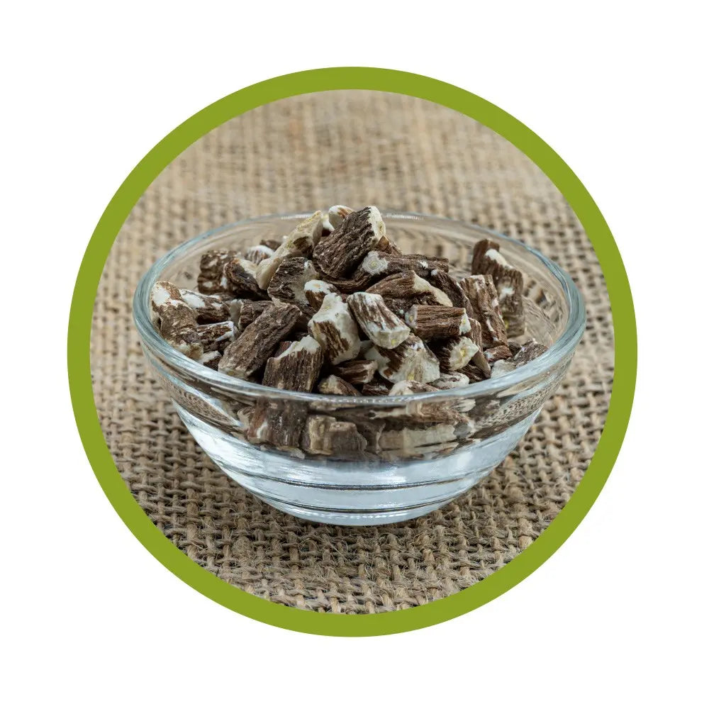 Nahaufnahme einer Glasschale mit naturbelassenen, schonend getrockneten und geschnittenen Bio-Löwenzahnwurzeln auf Jute-Untergrund mit grünem Kreis-Rahmen.