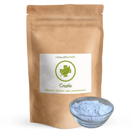 Aufrecht stehender brauner Papiertüte von Creatin Pulver 500g der Marke vitalundfitmit100 mit einer befüllten Glasschale mit weißem mikronisiertem Creatin-Monohydrat-Pulver davor.