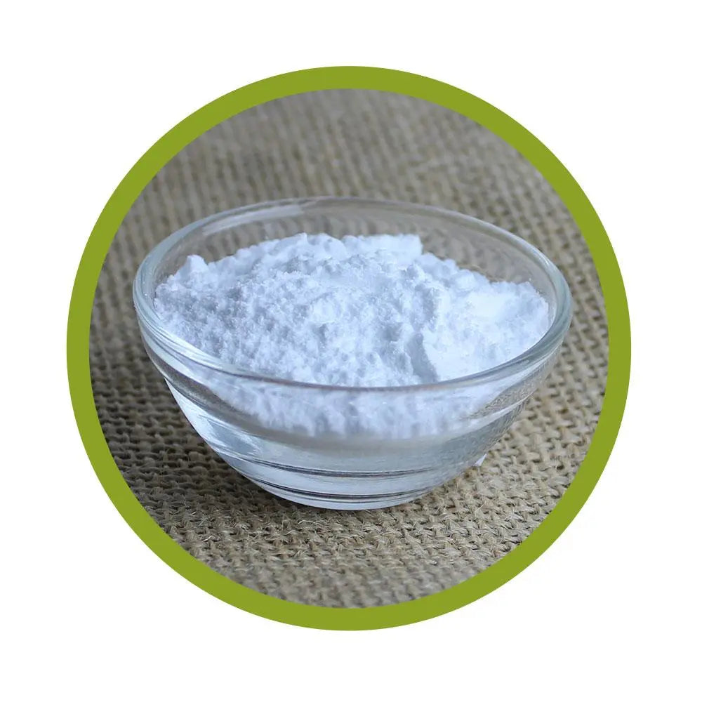 Nahaufnahme einer Glasschale gefüllt mit feinstem weißem mikronisiertem Creatin-Monohydrat-Pulver auf Jute-Untergrund mit grünem Kreis-Rahmen.