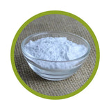 Nahaufnahme einer Glasschale gefüllt mit feinstem weißem mikronisiertem Creatin-Monohydrat-Pulver auf Jute-Untergrund mit grünem Kreis-Rahmen.