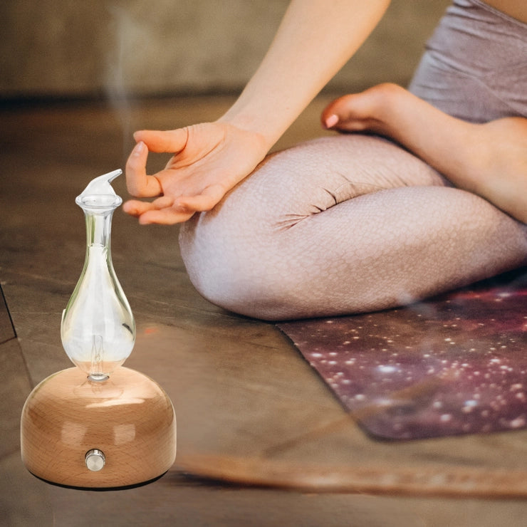 Aurora Ultraschall - Diffusor für ätherische Öle Frau meditiert