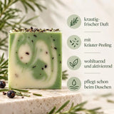 Produktübersicht der Rosmarin-Wacholder-Seife : krautig-frischer Duft, mit Kräuter-Peeling, wohltuend und aktivierend sowie pflegt schon beim Duschen.