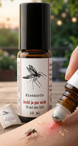 Niendorfs Juckt ja gar nicht Roll-On 10ml Flasche neben einer Anwendung auf der Haut bei einem Mückenstich mit Mücke im Vordergrund.