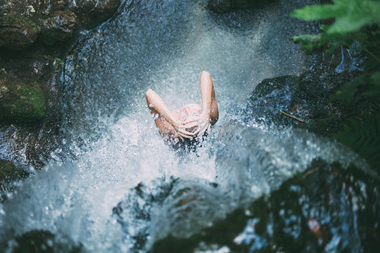 Duschen unter Wasserfall